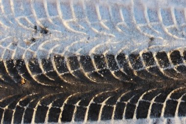 kar makineleri üzerinde lastik izi.