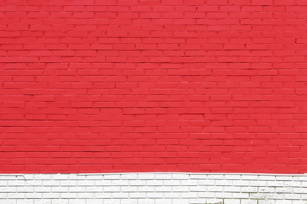 Textura de la pared de ladrillo rojo brillante con una raya blanca en el día soleado . — Foto de Stock