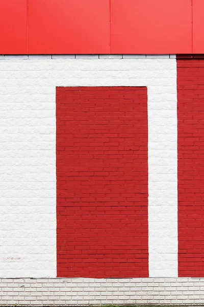 La textura de la pared de ladrillo rojo brillante con una raya blanca y dosel en el día soleado . — Foto de Stock