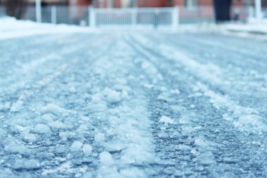 tezcan ve frost buz gibi kaygan buzla kaplı sonra yol.