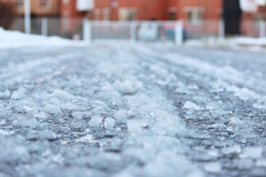 tezcan ve frost buz gibi kaygan buzla kaplı sonra yol.