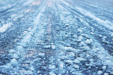 tezcan ve frost buz gibi kaygan buzla kaplı sonra yol.