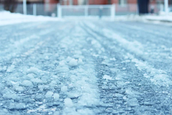 Vägen efter blidvädret och frost täckt med hal is isiga. — Stockfoto