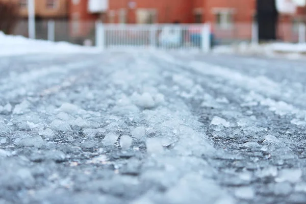 Route après dégel et gel recouvert de glace glissante glacée . — Photo