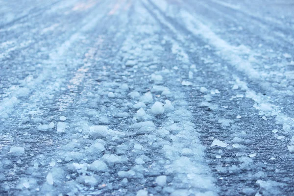 Vägen efter blidvädret och frost täckt med hal is isiga. — Stockfoto