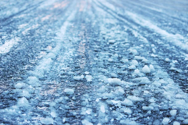 Vägen efter blidvädret och frost täckt med hal is isiga. — Stockfoto