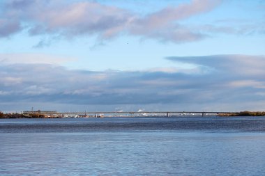 Kuzey Dvina Nehri üzerindeki büyük metalik köprü