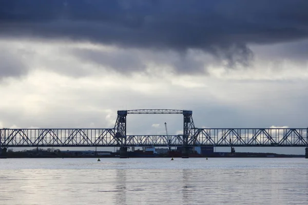 Nubi Cumulo Bianco Passano Ponte Sul Fiume Dvina Settentrionale — Foto Stock