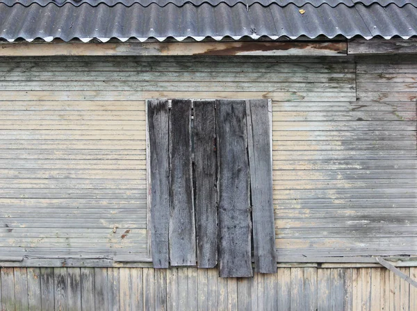 Zeď Dřevěného Domu Starou Béžovou Barvou Zabedněným Oknem Břidlicovou Střechou — Stock fotografie