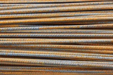 Paslı demir çubuklar viyadük inşaat alanının yakınındaki bir yığının içinde duruyor..