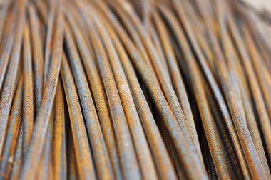 Paslı demir çubuklar viyadük inşaat alanının yakınındaki bir yığının içinde duruyor..