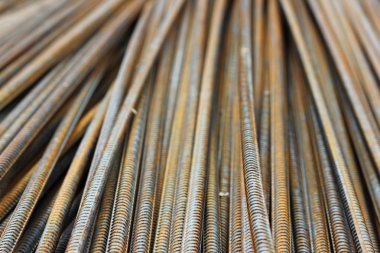 Paslı demir çubuklar viyadük inşaat alanının yakınındaki bir yığının içinde duruyor..