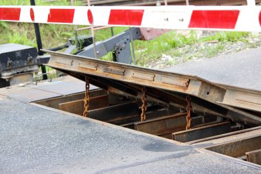 Demiryolu geçidinde koruyucu bariyeri kaldırın.