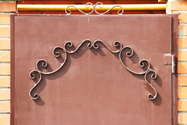 Puertas de metal con un patrón en forma de rizos pintura cubierta . — Foto de Stock