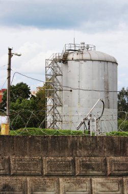 bir çit dikenli tel ile ülkesinde yakıt ile metal kule