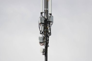 Telekomünikasyon ve uydu çanakları kuleye için donatım.