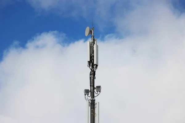 通信塔での衛星放送の料理機器 — ストック写真