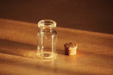 Broun arka planda mantar durdurucu ile Mini Cam şişe.