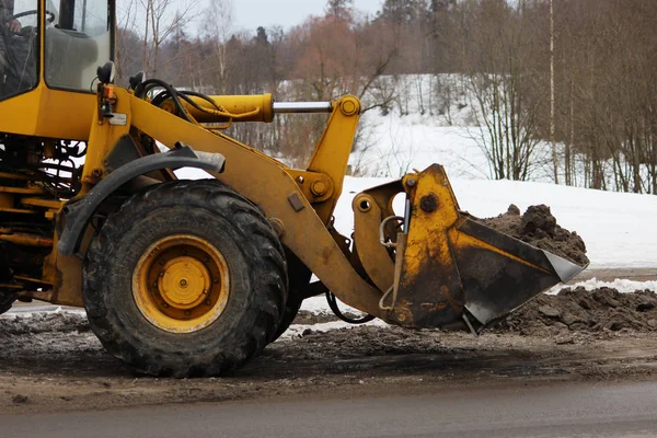 汚れた雪の都市の道路をきれいに掘削機. — ストック写真
