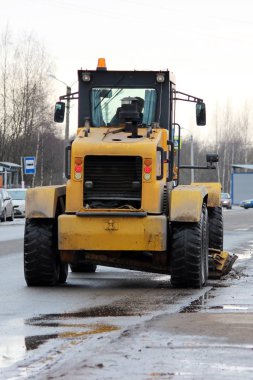 Traktör yolun şehrin kirli kar temizler