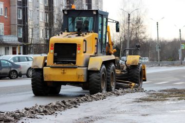 Traktör yolun şehrin kirli kar temizler