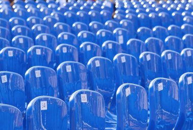 Birçok plastik sandalyeler numaralandırılmış mavi.