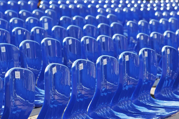 Muitas cadeiras numeradas de plástico azul . — Fotografia de Stock
