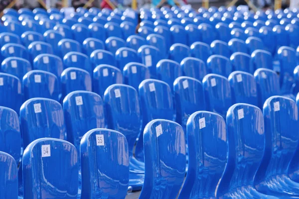 Muitas cadeiras numeradas de plástico azul . — Fotografia de Stock