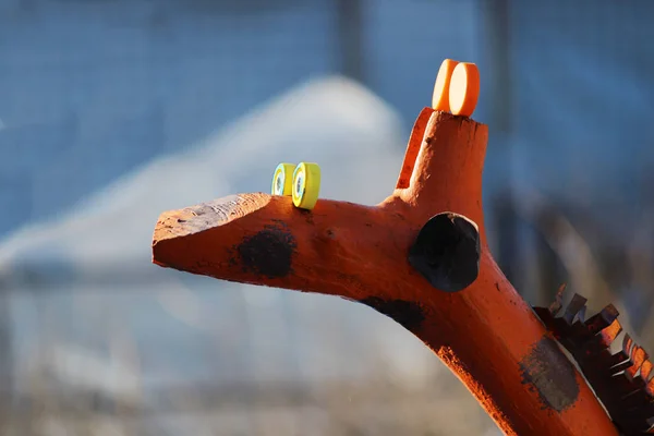 La escultura de una divertida jirafa de madera se encuentra en el jardín para la decoración — Foto de Stock