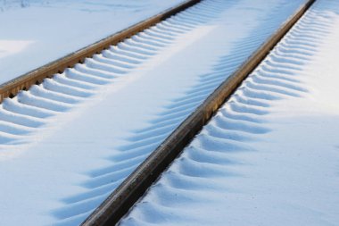 Uyuyanlar ile Kışın kar yağışı karla kaplı sonra tren.