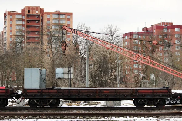 労働者は、鉄道クレーンで吊り下げ、タンクからの燃料の流れを監視します。 — ストック写真