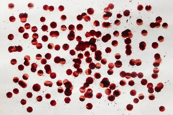 Kırmızı beyaz bir arka plan üzerinde insan kan damlaları. — Stok fotoğraf