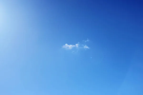 Pequeña nube solitaria en el fondo de un cielo azul de primavera . —  Fotos de Stock