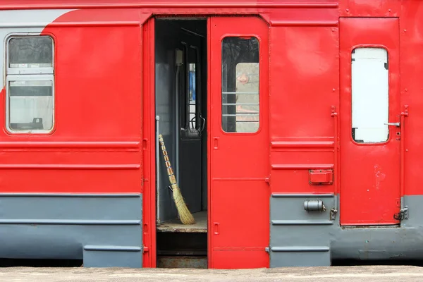 Уборка железнодорожного вагона в поезде перед отправлением поезда — стоковое фото