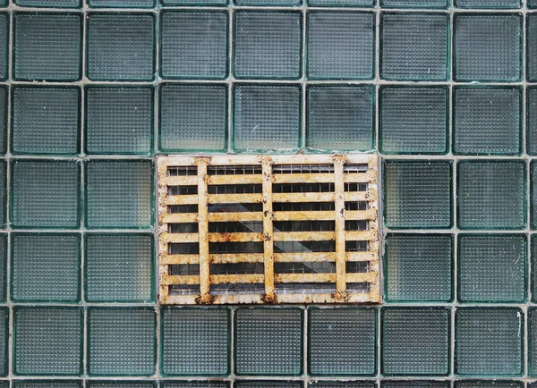 Una ventana en una pared de vidrio hecha de celdas de lotes de paredes gruesas — Foto de Stock