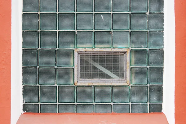 Una ventana en una pared de vidrio hecha de celdas de lotes de paredes gruesas — Foto de Stock