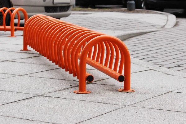 A paisagem urbana anel laranja baixo espaço de estacionamento para bicicletas . — Fotografia de Stock