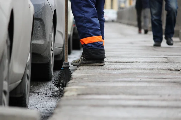 Proceso de limpieza urbana de calles. Trabajador con escoba y bandeja de polvo — Foto de Stock