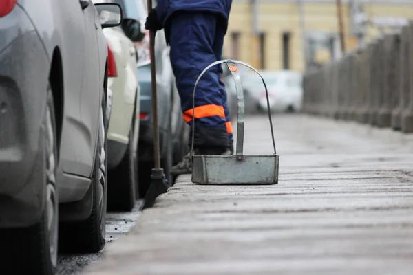 Proceso de limpieza urbana de calles. Trabajador con escoba y bandeja de polvo — Foto de Stock