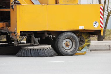 Sarı kentsel süpürmek yol yuvarlak fırça ile çamurdan baharda temizler..