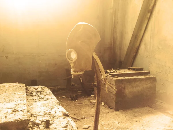 Máscara de gás pendurada em uma vara vertical em um prédio abandonado . — Fotografia de Stock