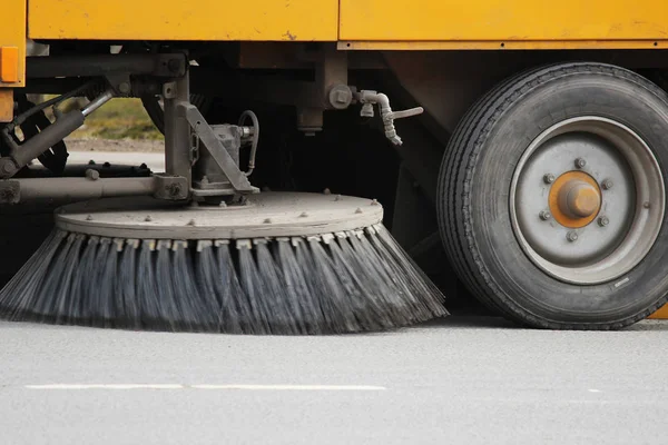 Sarı kentsel süpürmek yol yuvarlak fırça ile çamurdan baharda temizler..