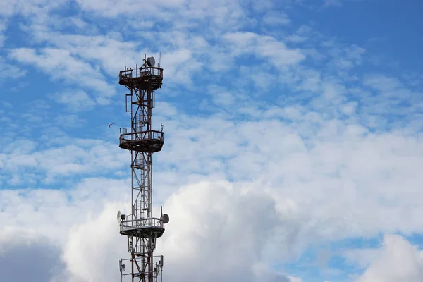 テレビ塔の雲と青空 — ストック写真