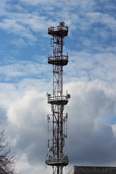 テレビ塔の雲と青空 — ストック写真