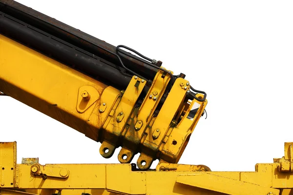 Demiryolundaki sarı yükleyiciyi izole ettim. Beyaz arkaplanda hidrolik sistem