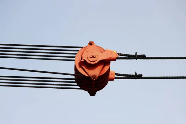 Urządzenie Czerwonego Ładowarki Kolei System Blokowy Przeciwko Błękitnemu Niebu — Zdjęcie stockowe