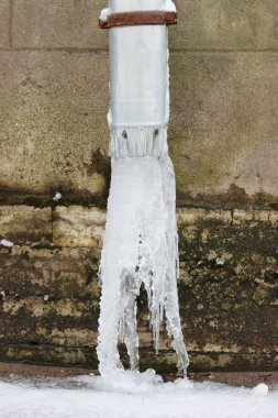 İlkbaharda kanalizasyon borusunun altındaki buz