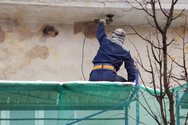 Trabajador Gafas Protectoras Respirador Procesa Pared Con Una Amoladora Angular — Foto de Stock