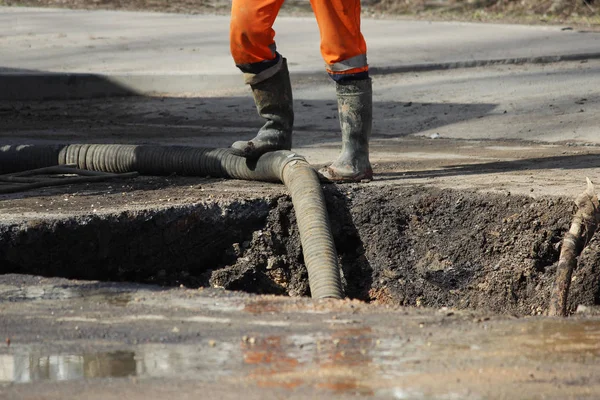 Pumping water out of the pit when eliminating an accident: rupturing pipes with cold water
