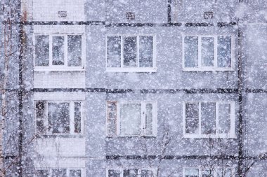 Gökten yağan kar taneleri.